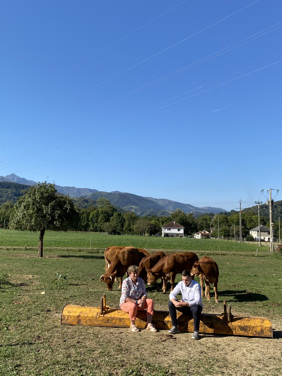 VictorUnesco's tweet photo. #VictorUnesco Le tournage reprend en direct de la ferme de Valérie Soucaze, au coeur des Pyrénées ! Valérie est l’une des premières #éleveuses à utiliser le digital au profit de ses bêtes et se sert de son smartphone pour augmenter le bien-être de son #élevage ! https://t.co/WlmrB1q35n