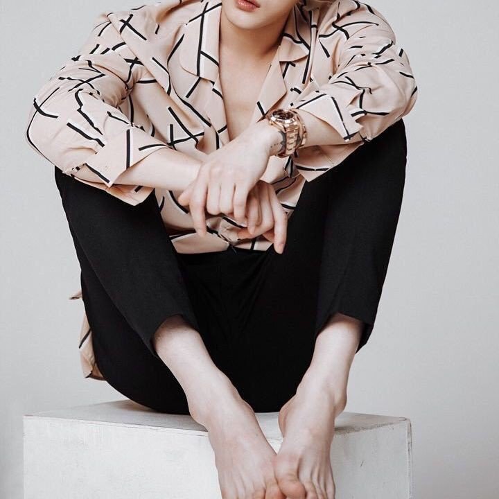 131107 JYJ Naver LINE"Wanna see my foot? Here you go!"