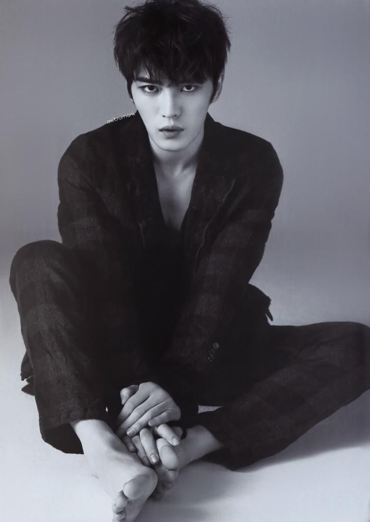 131107 JYJ Naver LINE"Wanna see my foot? Here you go!"