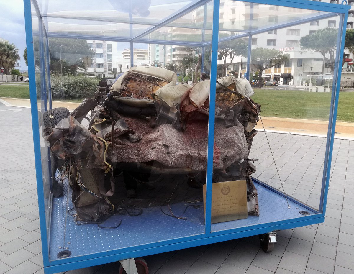 公式マフィアグッズ専門店 ジャパンマイヤーランスキー 高速道路ごと爆殺されたジョヴァンニ ファルコーネの護衛が乗っていた車 異様な変形具合が爆発の凄まじさを物語っている 現在は反マフィアの象徴として展示されています ちなみにサルヴァトーレ