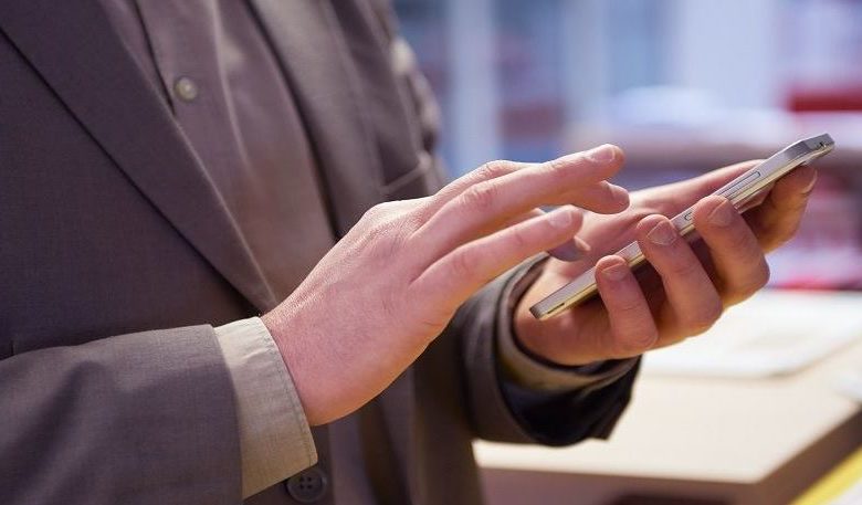 alkhaleja's tweet image. كانت شركة #NetworkRail أول من استخدم تطبيق جديد خاص بالتباعد الاجتماعي حيث يقوم بتنبيه الشخص في حال القرب الشديد لاحد زملائه منه، حيث قامت شركة #HackPartners  المقامة في #لندن بتصميم تطبيق #MindTheGap؛ وذلك للمحافظة على سلامة موظفيها داخل العمل.