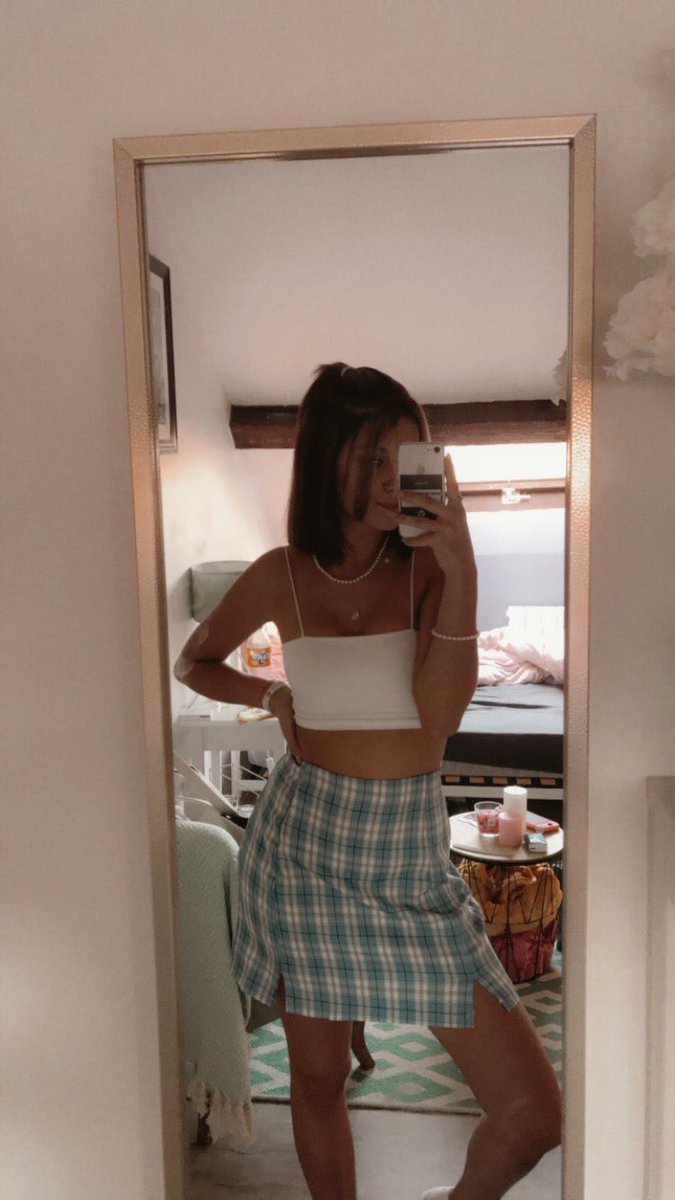 GossipRoomOff's tweet photo. Aujourd’hui en ce #lundi14septembre des milliers de jeunes filles ont décidé partout en France de porter : jupes, décolletés, crop top ou maquillage qualifié "d’indescent" afin d’affirmer leur liberté face aux jugements et actes sexistes. 🙅🏻‍♀️🙅🏼‍♀️🙅🏾‍♀️ https://t.co/n6TrlRkvHe
