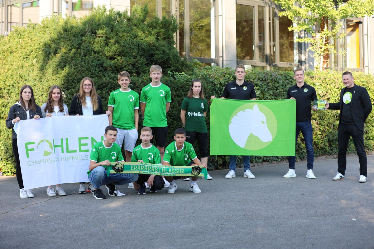 GymHim's tweet photo. Endlich offiziell! Nach vielen, vielen Jahren guter Partnerschaft ist das Gymnasium Himmelsthür nun auch ganz offiziell "Partnerschule der Helios Giesen Grizzlys". Auf viele weitere erfolgreiche gemeinsame Jahre! @heliosgrizzlys  #GoGrizzlys #ForzaFohlen 🐾➕🐴➡️💚 https://t.co/XWGetjhnRP