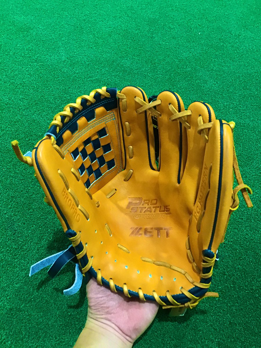 BB36786350's tweet photo. 今回紹介する商品はライオンズ源田選手モデルの使用配色オーダーグラブです⚾️
皮の質が非常に良く、守備で付けていると目立つグローブです。🌟
お値段なんと税込38,600円
人気が高いため購入を考えている方はお早めに😆😆
#BBパートナー 
#西武ライオンズ源田選手モデル https://t.co/ZcJzsFgQ5v