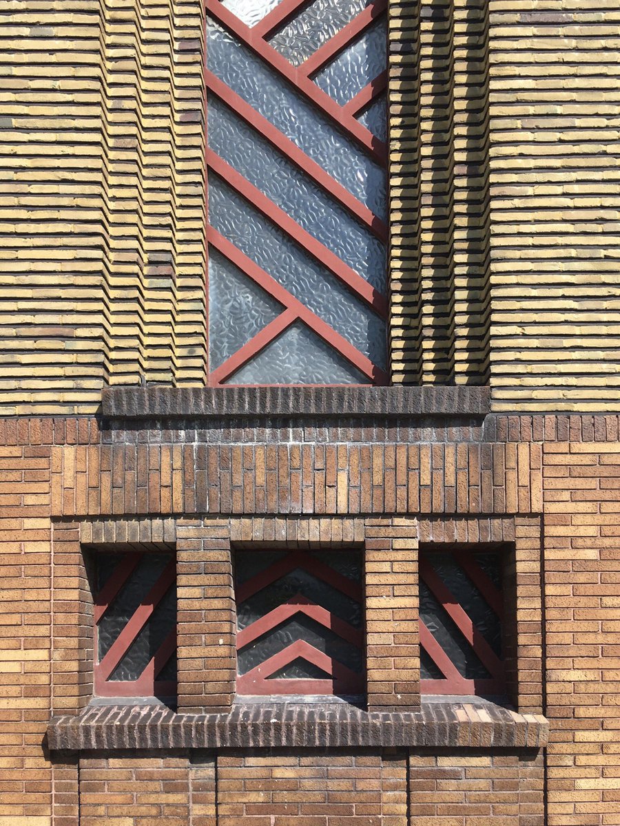 celine_ibe's tweet photo. Bezoek aan de voormalige schoenenfabriek Eperon d’Or in #Izegem met een indrukwekkend voorgebouw in art-decostijl.
In de eerste helft van de 20ste eeuw was Izegem dé schoenenstad van België.
#Openmonumentendag #OMD2020 https://t.co/1nvdC5nfc3