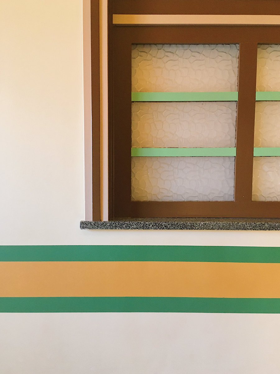 celine_ibe's tweet photo. Bezoek aan de voormalige schoenenfabriek Eperon d’Or in #Izegem met een indrukwekkend voorgebouw in art-decostijl.
In de eerste helft van de 20ste eeuw was Izegem dé schoenenstad van België.
#Openmonumentendag #OMD2020 https://t.co/1nvdC5nfc3