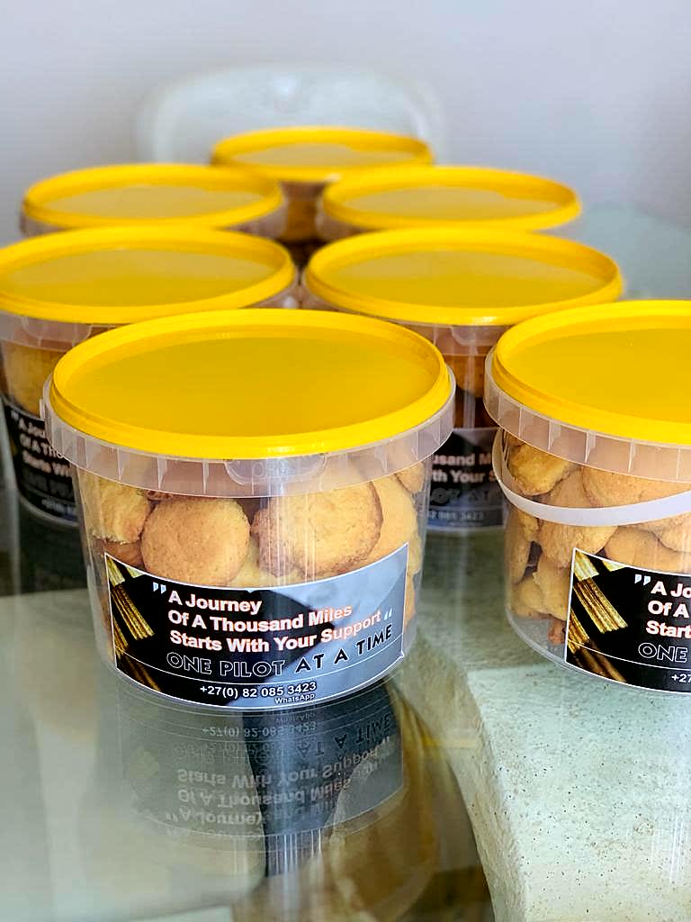 lam_lelo's tweet photo. My Baby Sis @AviCareer is selling biscuits to fund her Aviation training. Kindly support her fund-raising Project 🙏🏼
R280/5l tub excluding delivery.
#GivingUpIsNeverAnOption
#MakeADifference
Your Support Will be Highly Appreciated🙏🏼. https://t.co/z2celOKrAp