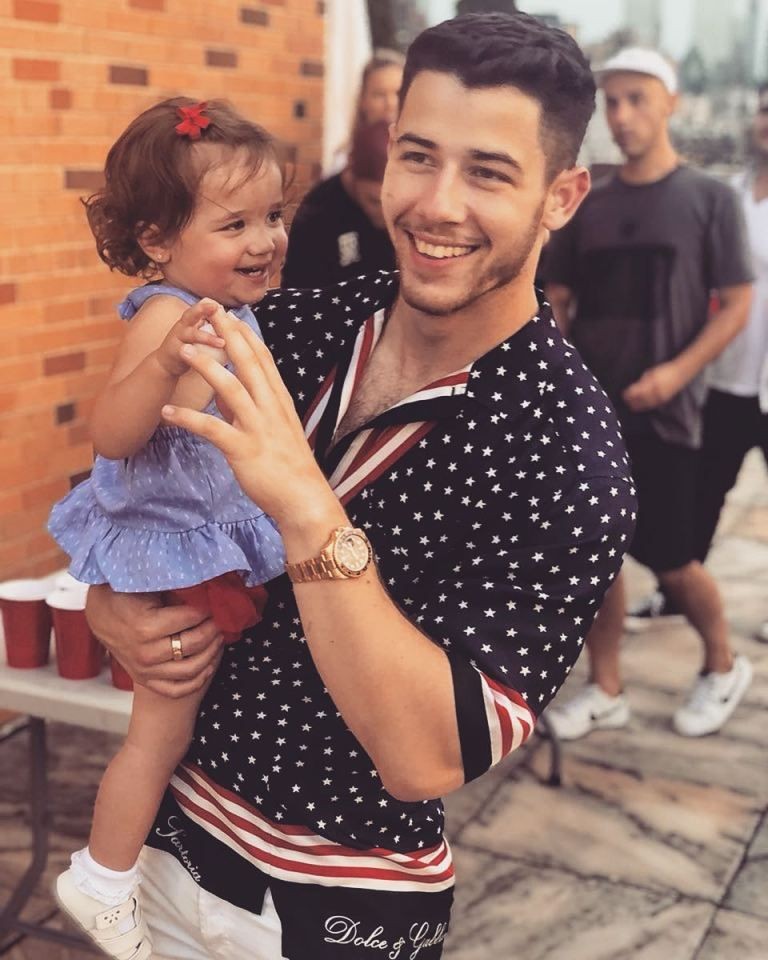 sandra_gidoti's tweet photo. Day 14
Nick with his god daughter
#16daysofnickjonas https://t.co/Mqh600sQjd