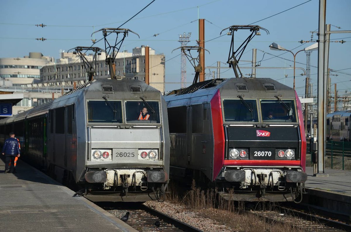 jordasso1's tweet photo. Sybic 26015 y 26070 #carmillon i la 26025 #fantôme, a la gare de Bercy,amb els dos pantògrafs aixecats https://t.co/sjXE9xBs22