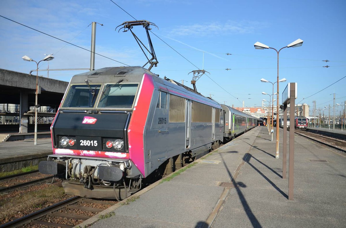 jordasso1's tweet photo. Sybic 26015 y 26070 #carmillon i la 26025 #fantôme, a la gare de Bercy,amb els dos pantògrafs aixecats https://t.co/sjXE9xBs22