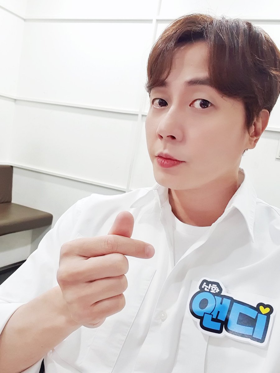 잠시 후 8시 30분 #KBS2 에서 방송되는 <퀴즈 위의 아이돌>에 #앤디 가 출연합니다. (feat.월요일은 #퀴즈돌 앤디와 함께😘⁉️)
#앤디 #ANDY #신화 #SHINHWA #퀴즈_위의_아이돌 https://t.co/1BZkgFBwwC