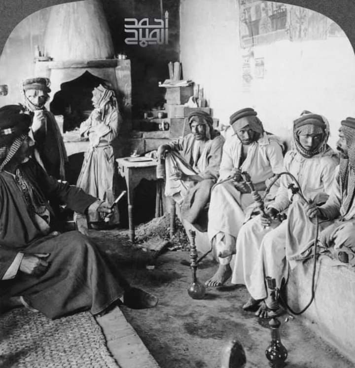صورة نادرة لـ أحد مقاهيّ المَوصِل عام 1914م يظهر فيّه عدد من الرِجال أمامهم الأراجيّل.

وهذا يُبين أن تدخين "النرگيّلة" عادة قديمة أنتقلت من  تُركيا للعِراق قبل تأسيس الدولة العراقية الحديثة