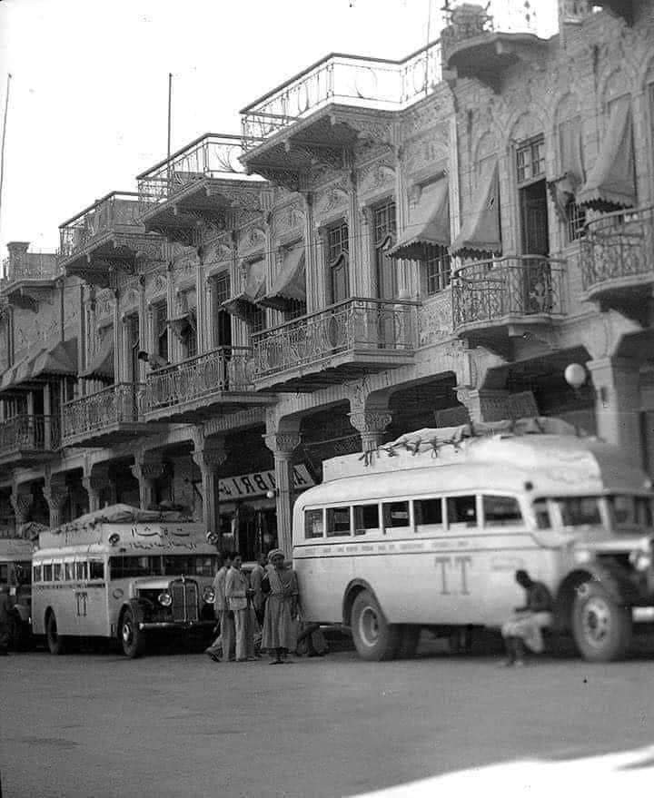 بغداد شارع الرشيد حافلات جاهزة  لمغادرة  بغداد إلى بيروت عام 1938م 

للأسف.. لا بغداد بغداد.. ولا بيروت بيروت اليوم