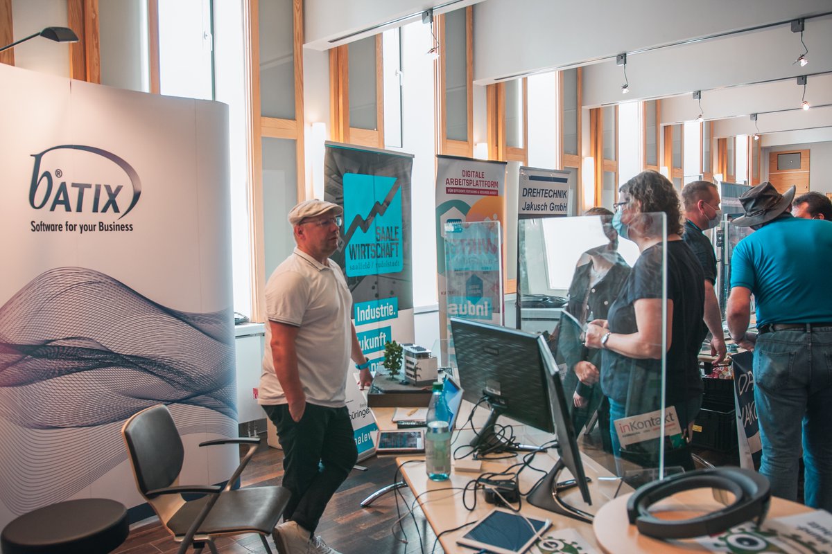 batix's tweet photo. Gemeinsam mit dem Bildungszentrum Saalfeld, Drehtechnik Jakusch GmbH und OUTRANGE Media haben wir auf der diesjährigen #InKontakt Messe mit dem #OpenFutureLAB eine tolle Plattform geschaffen, um junge Menschen bei der Wahl ihrer beruflichen Zukunft zu unterstützen und zu beraten. https://t.co/zEWsnxs7Es