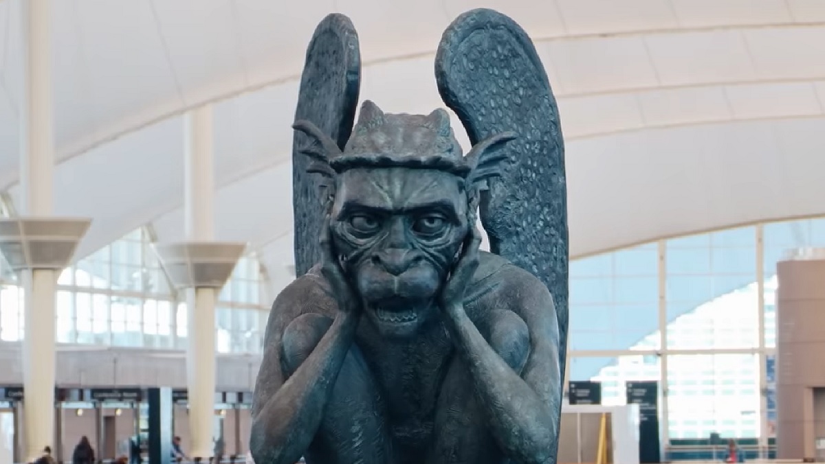3) y'a plein de statues de gargouilles dans l'aéroport. beaucoup de complotistes et de chrétiens/cathos très très religieux pensaient que c'était un signe que l'aéroport était un catalyseur de choses démoniaques. c'est vrai que des gargouilles dans un aéroport, c'est pas commun.