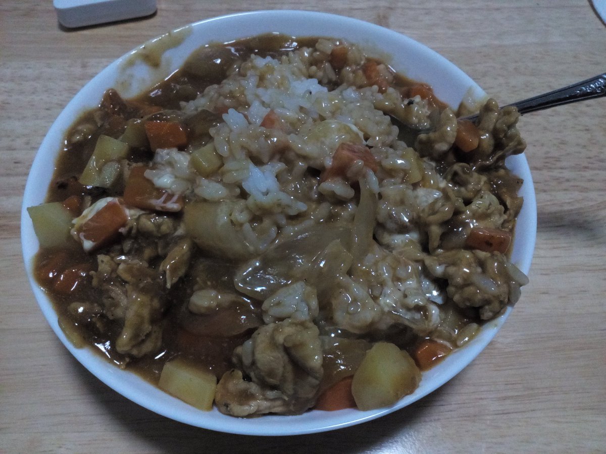 gotiusa171's tweet image. 今日の献立はカレーやで〜（マヨ入れてるから色が……）
いただきます‼