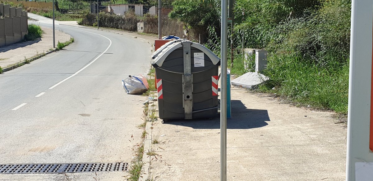 JoaquinGraciaCa's tweet photo. Bon dia això ens em trobat els veïns al carrer Avellaners, ja es el colmo no, al mig del pas del carrer al marge del que hi ha fora. #nocomento #rubicity @AjRubi @rubifotoquejas @DiarideRubi @rubitv_cat @totrubi @inforadiorubi @RubiMAmbiente #rubinet https://t.co/7x9IMjhFpd