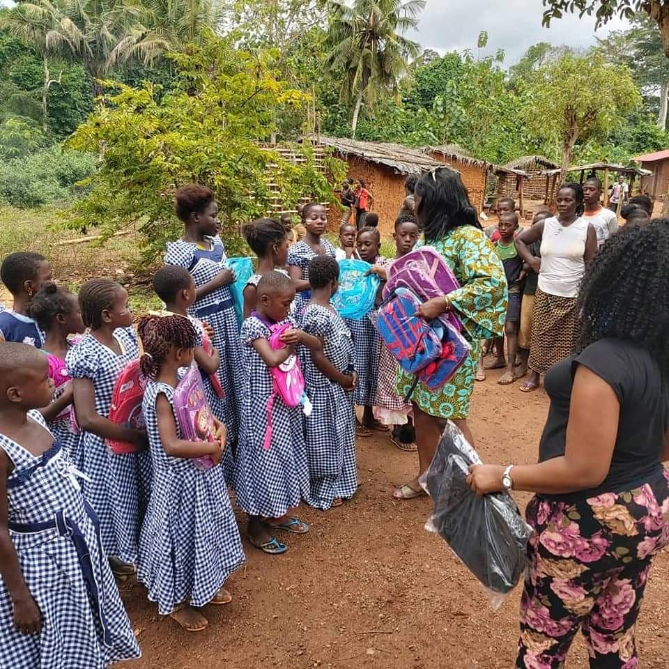 YiwoZone's tweet photo. Hier elles ont essayé les robes, choisi les sacs apprêté les effets pour la rentrée😊
07006787  Si  vous désirez parrainer une fille, si vous avez une robe, un livre, un cahier
#girlsatschool 
#sponsoragirl #education #educationforall
#yiwozone #educationforgirls #endpoverty #civ https://t.co/i8jee3Oitn