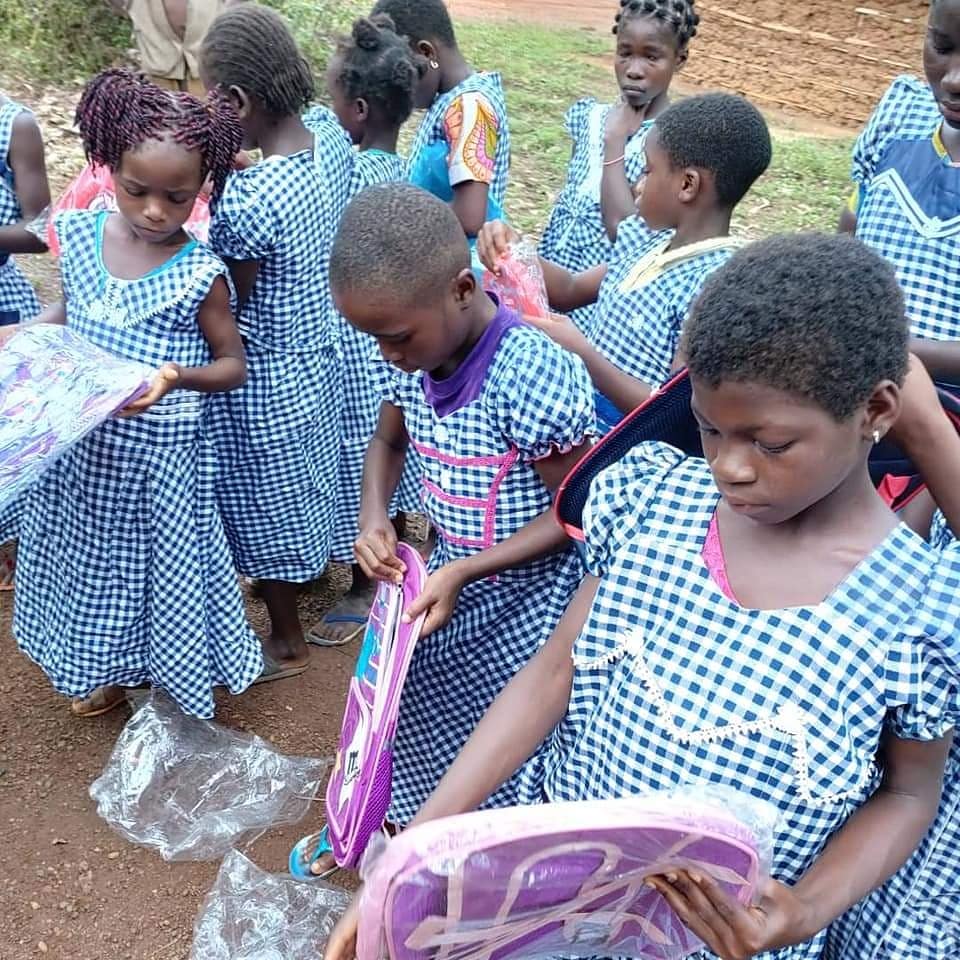 YiwoZone's tweet photo. Hier elles ont essayé les robes, choisi les sacs apprêté les effets pour la rentrée😊
07006787  Si  vous désirez parrainer une fille, si vous avez une robe, un livre, un cahier
#girlsatschool 
#sponsoragirl #education #educationforall
#yiwozone #educationforgirls #endpoverty #civ https://t.co/i8jee3Oitn