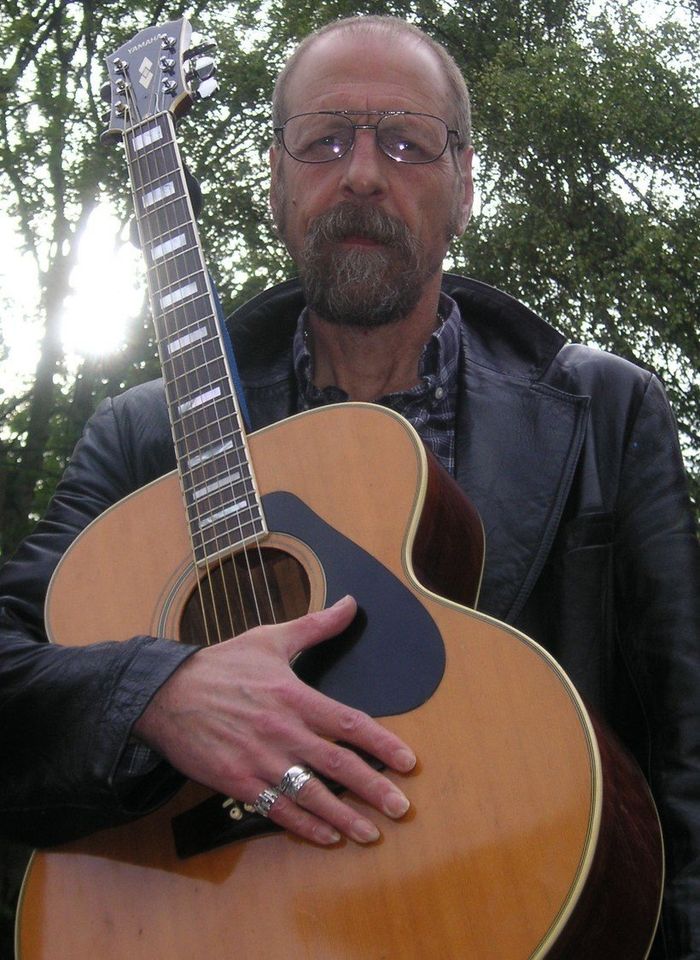 ON AIR: <a href="/DanOgus1/">Dan Ogus</a> hosts 'Scattering The Roots' until 11pm. This week's #show features a special tribute to the late Singer / Songwriter Ron Trueman-Border, as well as #music from <a href="/niallkelly/">Niall Kelly</a>, <a href="/ElaineLennonMu1/">Elaine Lennon</a>, <a href="/sadieandjay/">Sadie And Jay</a>, <a href="/BethDeBacci/">Beth De Bacci</a> and many more! #Folk #Roots #Blues #Etc