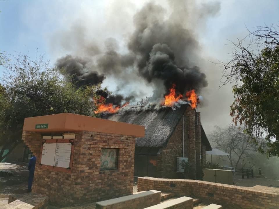 Netwerk24's tweet photo. Nog ’n brand het Maandagoggend in die Krugerwildtuin uitgebreek, dié keer in die Berg-en-Dal-restaurant in die ruskamp met dieselfde naam. @ischkedj ➡️ https://t.co/G4HJKVaoXM https://t.co/dOJYV0JSR0