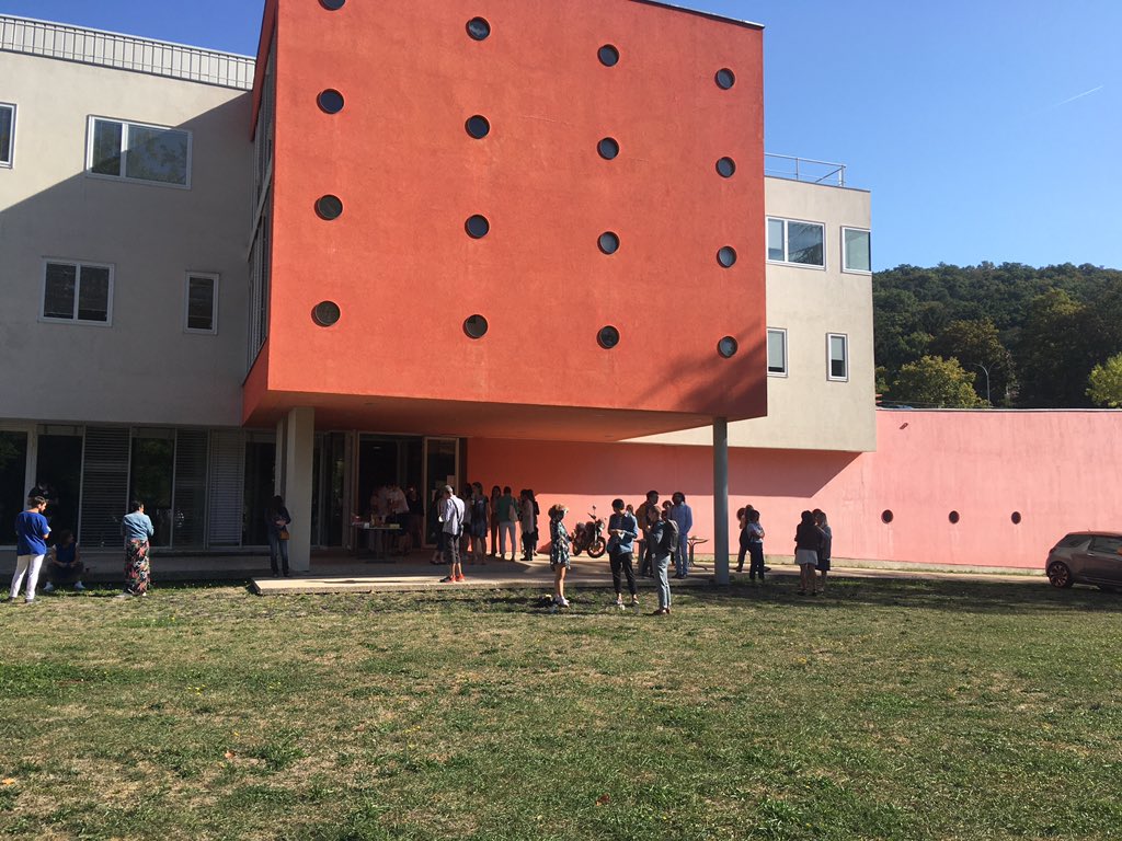 JacobsenTheis's tweet photo. First conference in a long time: BioNMR Ile-de-France. It is a pleasure to be able to listen to interesting talks by great scientists. Among the speakers my @ViBrANT_itn PhD supervisor @nadia_izadi, and the two postdocs of the group Sebastien and Regine.
Great to be back! #NMR https://t.co/xIKKmsAnf1