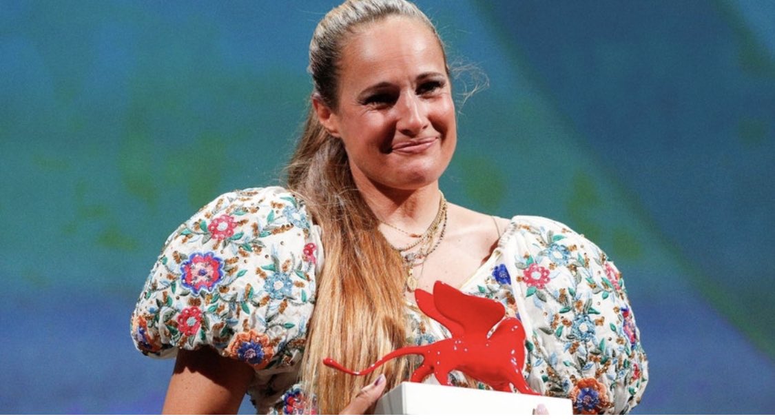 inesmorsantos's tweet photo. É mulher e é portuguesa.
Foi premiada no Festival de Cinema de Veneza.

Parabéns, Ana Rocha de Sousa. 

❤️ https://t.co/mJU4j6tZN9