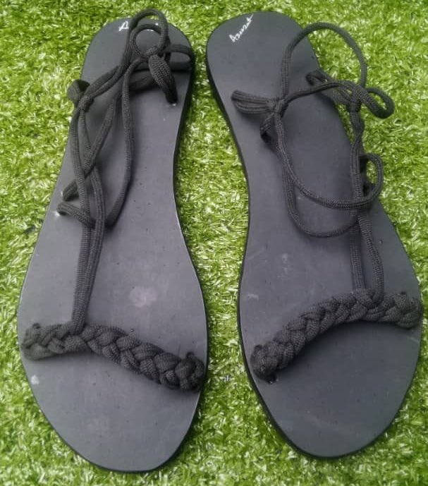 Azeezat161's tweet photo. @Mbahdeyforyou I sell handmade slippers and sandals 
Frame 1-10k
Frame 2-7k
Frame 3-10k
Frame 4-6k
Twitter:@Azeezat161 
https://t.co/RDK8xRsdKQ
WhatsApp:08126841281 https://t.co/9Gke833Iti