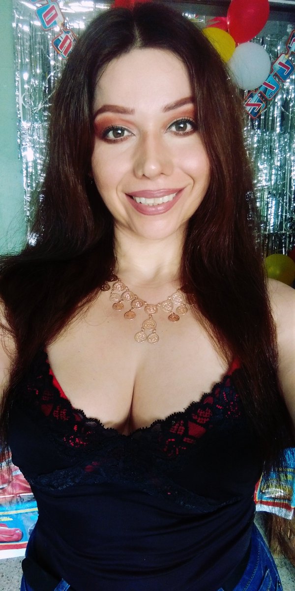 AidaSala's tweet photo. En los buenos momentos la gratitud es importante.. 🤗🙏🏼❤️🌻🎁🎉🥂🍾
#gratitud #greatful #feliz #felicidad #gratitude #family #familytime #mom #momslife💕 #momslifestyle #healthiermoms #actriz #actress #makeup https://t.co/0yyVMIYgu5