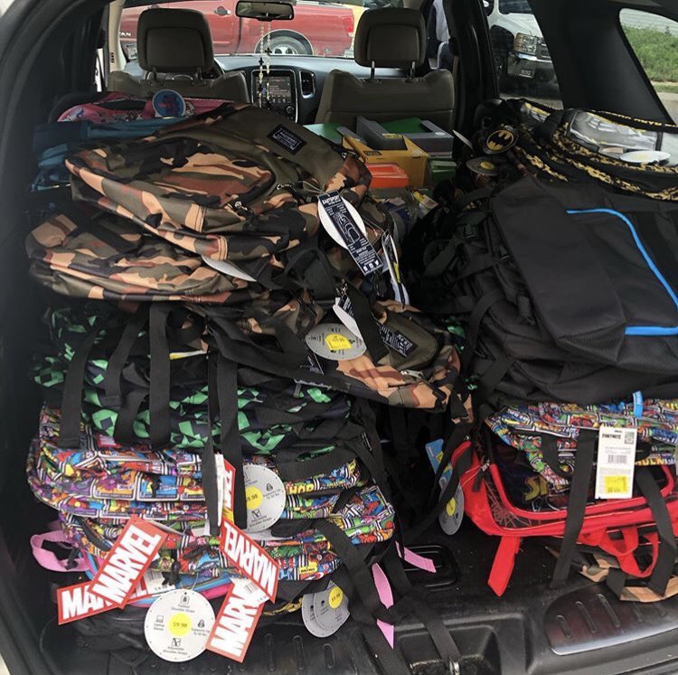 CANOschools's tweet photo. Thanks to the #Hollygrove Neighbors association, all of our staff and volunteers for executing the supply #giveaway, this past Saturday. Also thank you to all of the the community members that came out in a safe way to grab some of the goodies! ✏️ 🎒 #CANO https://t.co/zKxk2Kbkdv
