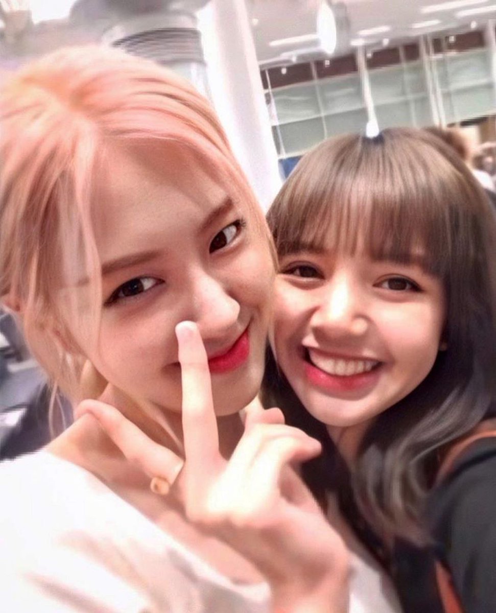 Goodnight to these two..I miss you both. I hate it!! But I still love you, work hard but please be healthy.  #Chaelisa  #Lisa    #리사    #Rosé    #로제  