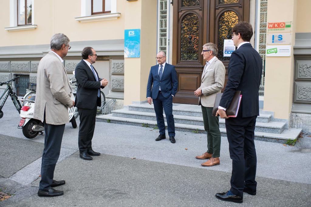 MFA_Austria's tweet photo. Spannender Tag in Graz mit guten Gesprächen, unter anderem mit LH Schützenhöfer. Bei der @iv_news Stmk und im Austausch mit  @wkstmk-Präsident Herk und @ICSteiermark Geschäftsführer Brugger betonte AM #Schallenberg die volle Unterstützung des BMEIA für die 🇦🇹 Exportwirtschaft. https://t.co/5lnMXubtuL