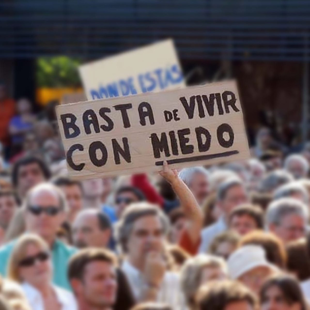 BASTA

Hoy con mucho dolor lamentamos la muerte de Ana Domine. Ciudadana de bien, ejemplo de trabajo y superación, que fue asaltada y asesinada en la vía pública. 
Dolor que cada día tiene que atravesar una familia tucumana. (Sigue)