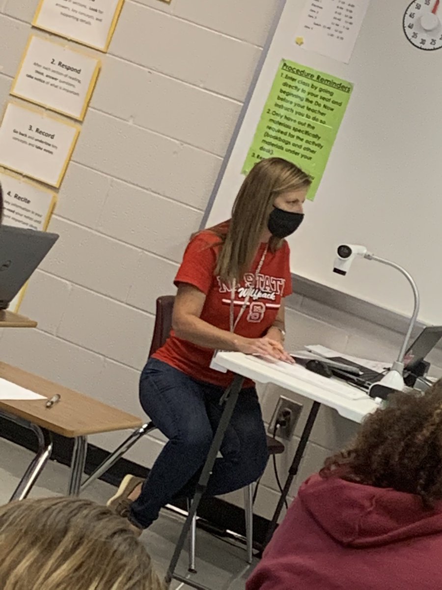 jerrisydes's tweet photo. So exciting to see hybrid learning in action in Math!  Kristin Roed, 8th grade T at Trexler Middle teaching equations to her F2F &amp; remote students with ease! #onslowdlt @OnslowSchools https://t.co/7dNHDP8lYi