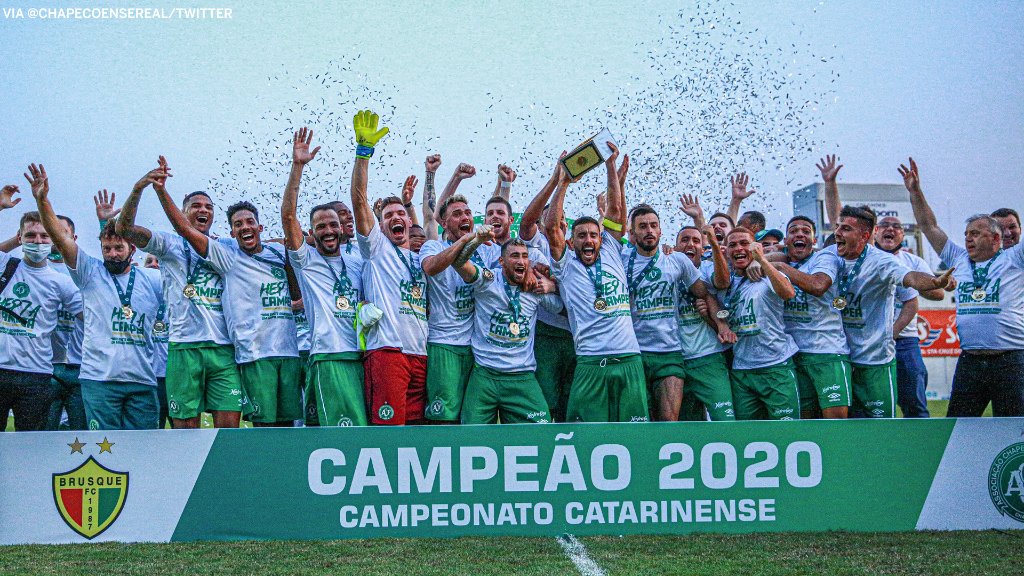 ESPNFC's tweet photo. Nearly four years ago, 19 Chapecoense players were killed in a tragic plane crash.

This weekend, they won their state championship with the trophy being lifted by Alan Ruschel, one of six survivors. Neto, another survivor, is their manager 💚 https://t.co/QB13jRQ4fX