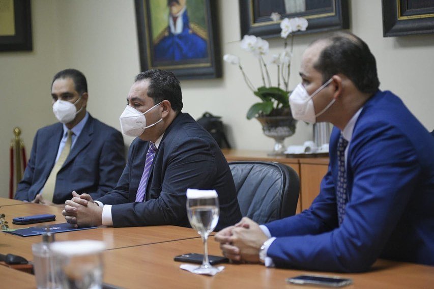 SaludPublicaRD's tweet photo. El #GabineteDeSalud se reunió para conocer los avances obtenidos en el Plan Nacional de Emergencia ante el COVID-19. Ademas, se pautó que todos los martes a las 9:00 a.m. el ministro @plutarcoariasmd ofrecerá una rueda de prensa en el C5i del @MDefensaRD. https://t.co/BhUeQtGVqS
