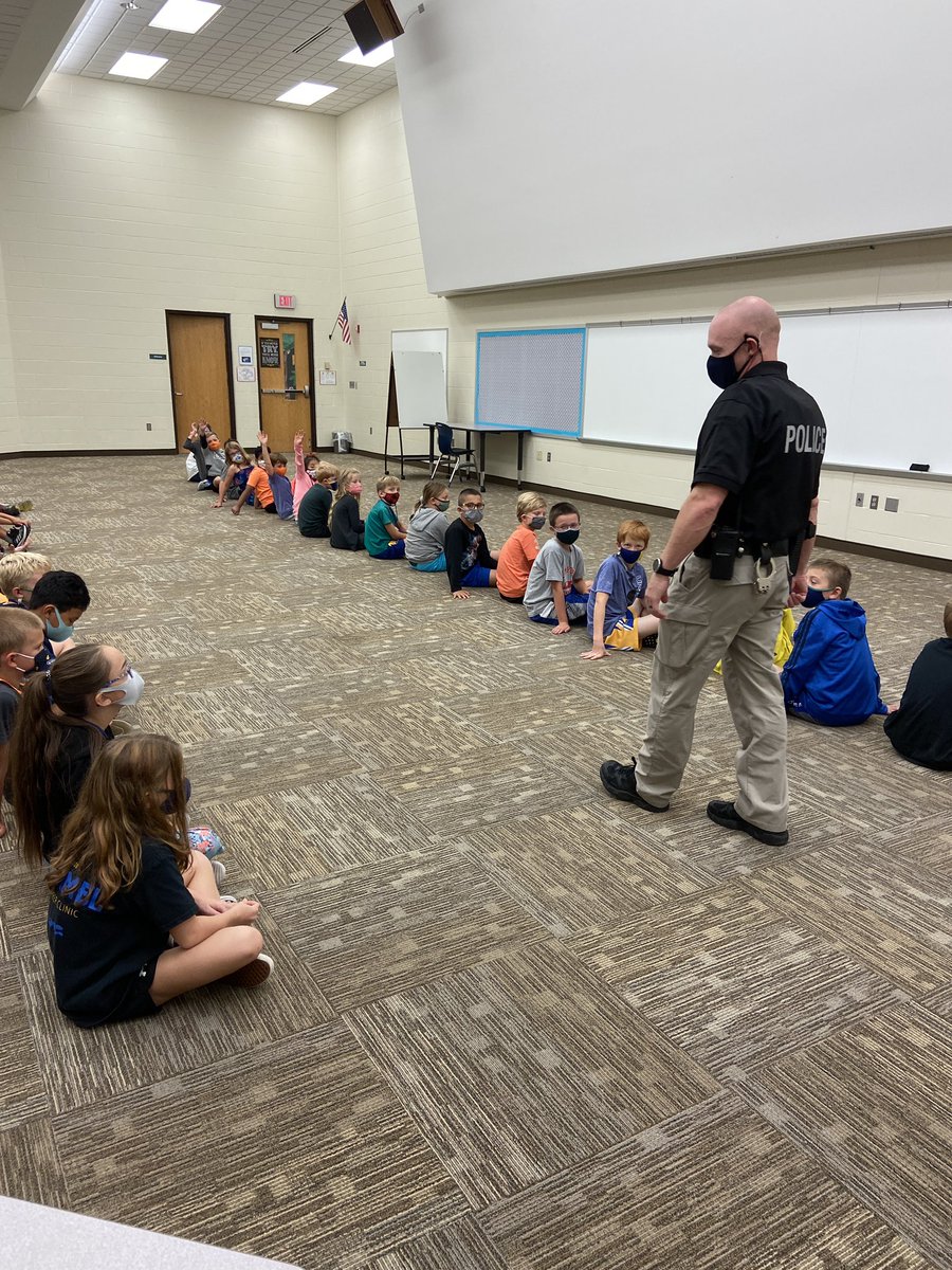 MrsGaw2017's tweet photo. Our SRO talked to the kids today about his job at school. The loved getting to know a Police Officer! @PrairieTrace1 @PrairieTracePTO @JillSmith34 @mrchardreid https://t.co/d1qxLQhhaS