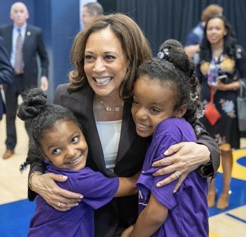 AuthorJoeNBrown's tweet photo. Hopefully, Soon we’ll have Love 💜, Joy ⚛️, Peace ☮️, and Happiness 😍, and children 👧🏽👩👦💆🏽♀️ again in the People’s House. #KamalaHarrisVP sounds so good. #KamalaHarris @KamalaHarris https://t.co/Hz7dbXfFZD