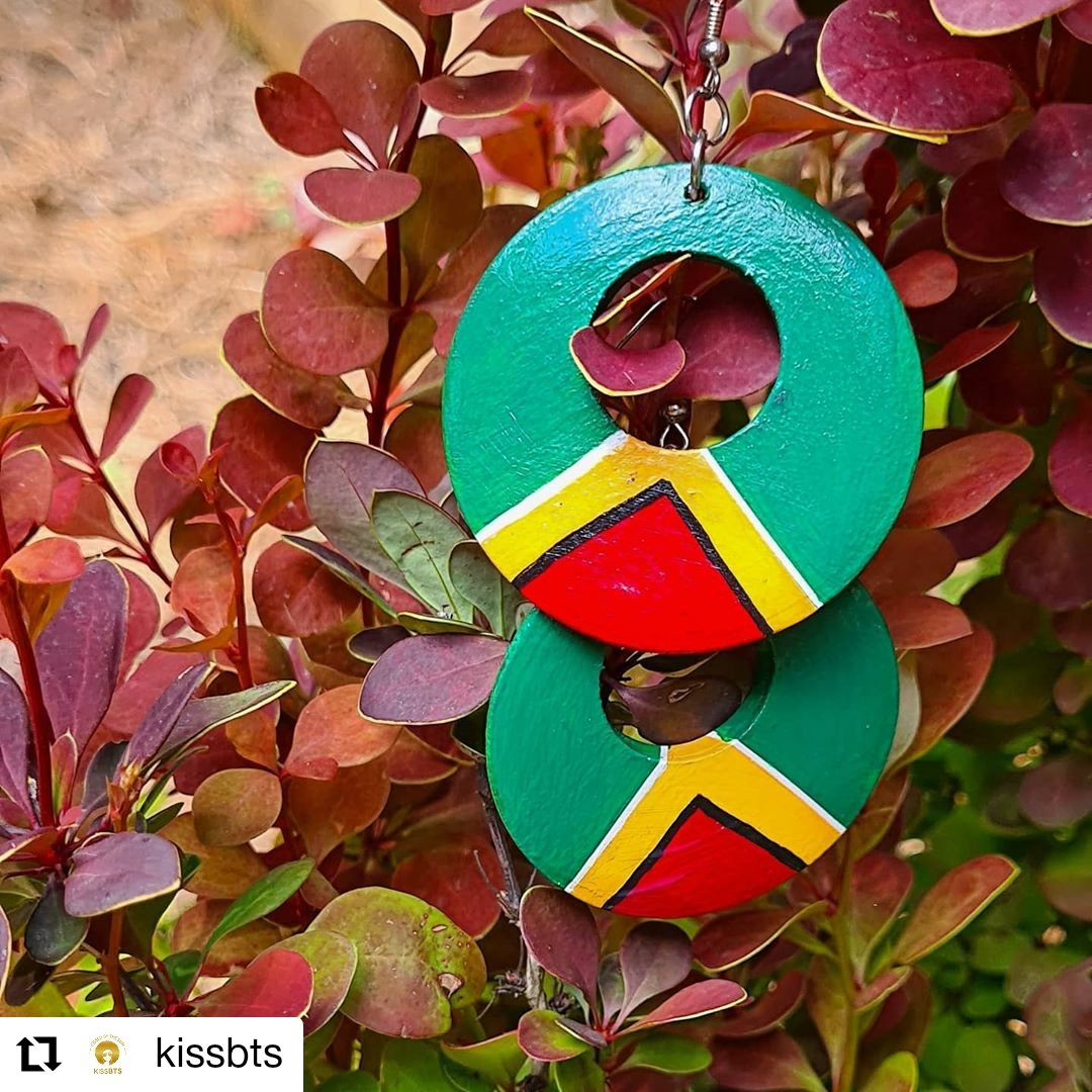 KissedBTS's tweet photo. Bright and cheerful hand painted earrings inspired by the flag of Guyana. 🇬🇾🇬🇾🇬🇾

https://t.co/pruc3O6Yl0

#BlackTwitter #guyana #brightcolors #repyourcountry #repyourflag #earrings #BlackOwned #BlackIsKing #SmallBusiness #BlackGirlsRock https://t.co/0c6LTLtDzJ
