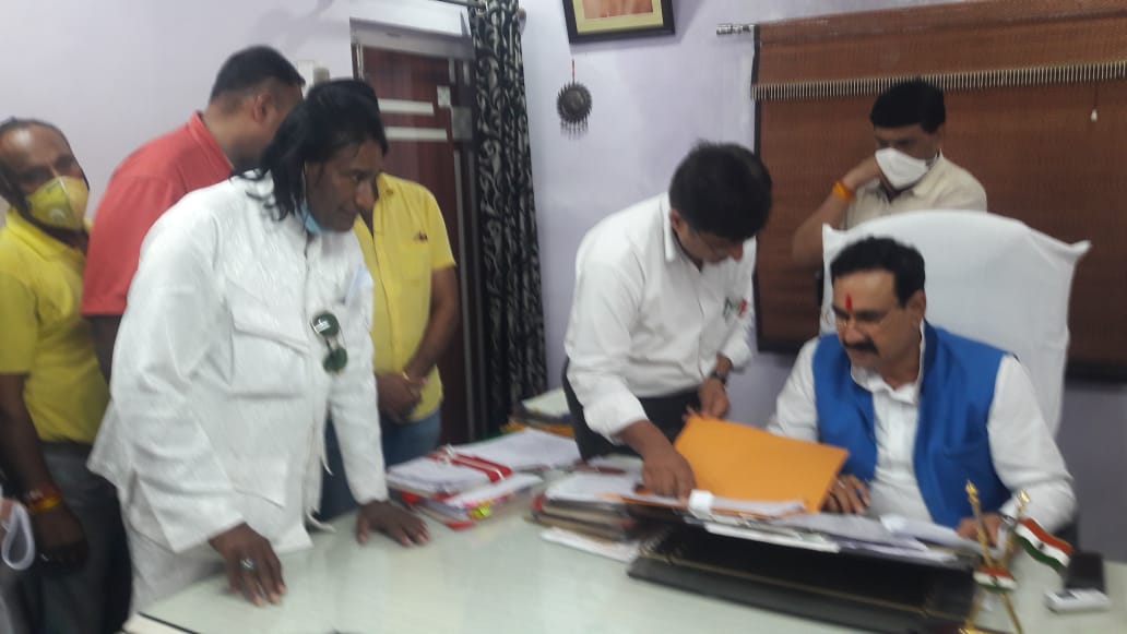 Damodartiwari01's tweet photo. मप्र पुलिस कर्मचारी सहयोग संघ के राष्ट्रीय अध्यक्ष श्री dr जावेद इकवाल जी आपका शुक्रिया जो  पुलिस की  #MP_POLICE_2400GP  #हमे_मानव_समझो आदि समस्याओं को लेकर #मान_HM श्री @drnarottammisra @OfficeOfDrNM को ज्ञापन दिया👏
@ChouhanShivraj 
@Damodartiwari01 
 @OfficeOfKNath @DGP_MP https://t.co/I0ji7Cfnlm