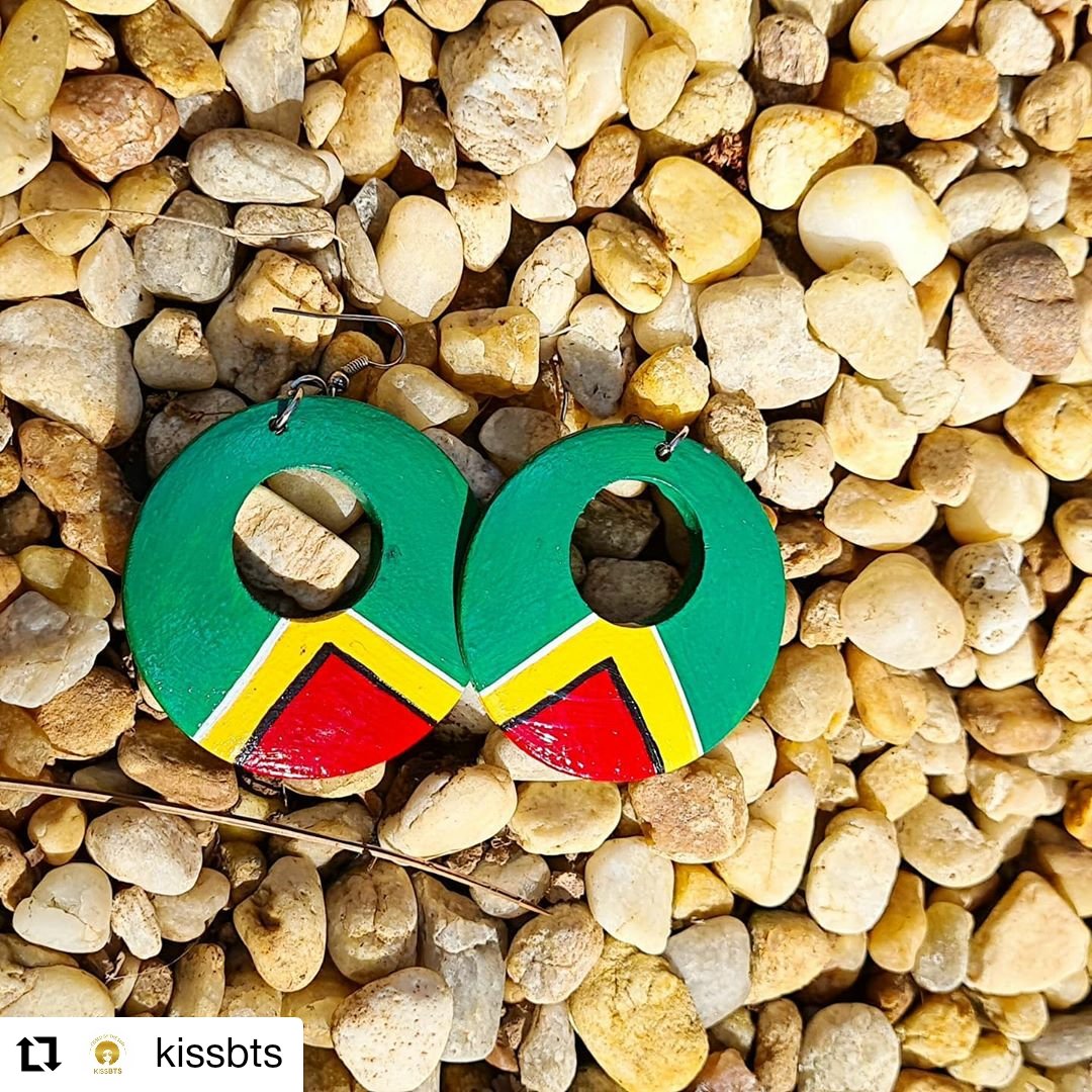 KissedBTS's tweet photo. #Repost @kissbts
• • • • • •
Just a little color to brighten the day!

***Shop now https://t.co/QP6Wbk70sZ ****

#greatday #grandrising #brightcolors #happymonday #loveandlight #etsy  #brightdays #handmade #ethnic #handmadejewellery #blackisbeautiful #allshadesarebeautiful https://t.co/4bL4y9Opa4