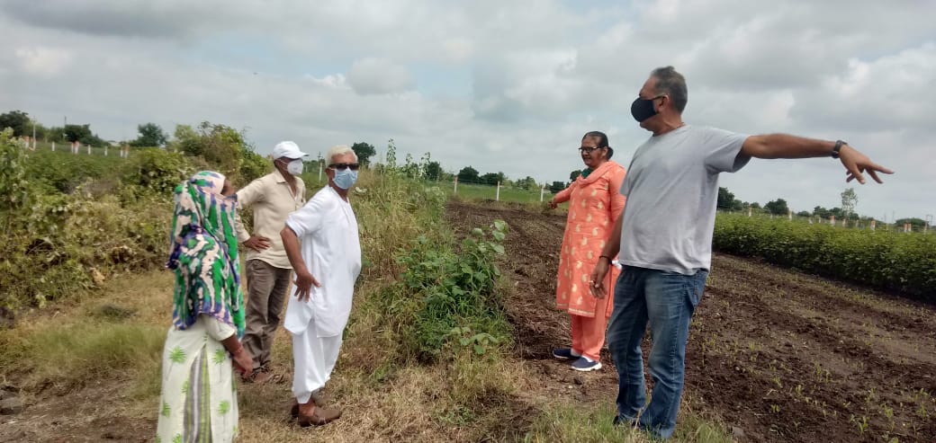 પડધરી તાલુકાના ન્યારા ગામે રસ્તાના પ્રશ્ને સર્કલ ઓફિસર તથા રેવન્યુ તલાટી ને સાથે રાખી સ્થળ  ખરાઈ કરવામાં આવી અને ખેડૂતોને રૂબરૂ સ્થળે સાંભળવામાં આવ્યા.<a href="/pkumarias/">Pankaj Kumar</a> <a href="/CollectorRjt/">Collector Rajkot</a> <a href="/SDMRajkotRural/">SDM Rajkot (Rural)</a>