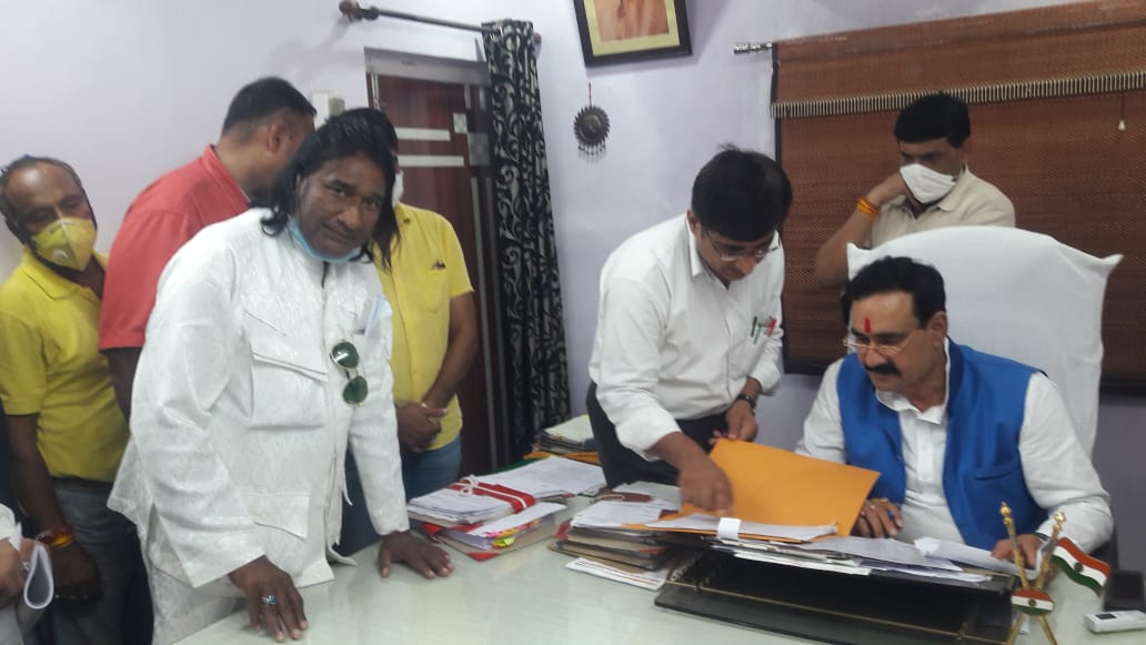 Damodartiwari01's tweet photo. मप्र पुलिस कर्मचारी सहयोग संघ के राष्ट्रीय अध्यक्ष श्री dr जावेद इकवाल जी आपका शुक्रिया जो  पुलिस की  #MP_POLICE_2400GP  #हमे_मानव_समझो आदि समस्याओं को लेकर #मान_HM श्री @drnarottammisra @OfficeOfDrNM को ज्ञापन दिया👏
@ChouhanShivraj 
@Damodartiwari01 
 @OfficeOfKNath @DGP_MP https://t.co/I0ji7Cfnlm
