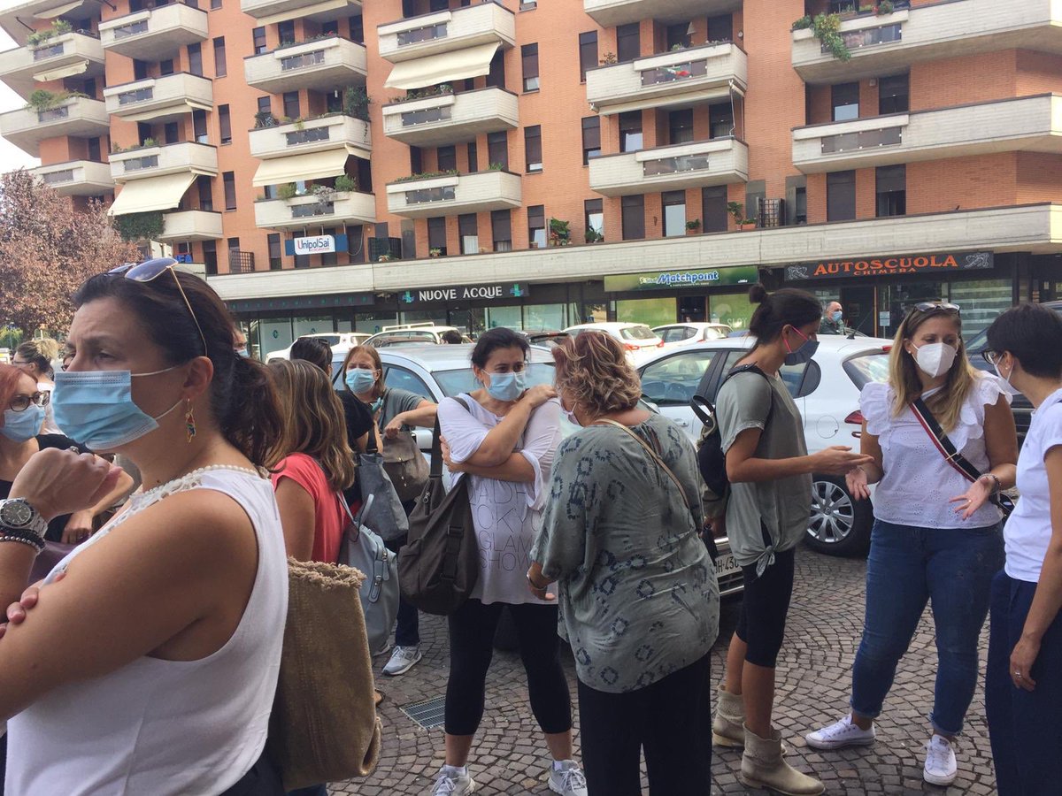 DDpT_precari's tweet photo. Siamo in tanti e motivati a portare avanti questa battaglia per i nostri #diritti e per quelli dei nostri #studenti.
#primogiornodiscuola #eccolamiacattedra https://t.co/tBmSVDFaaA