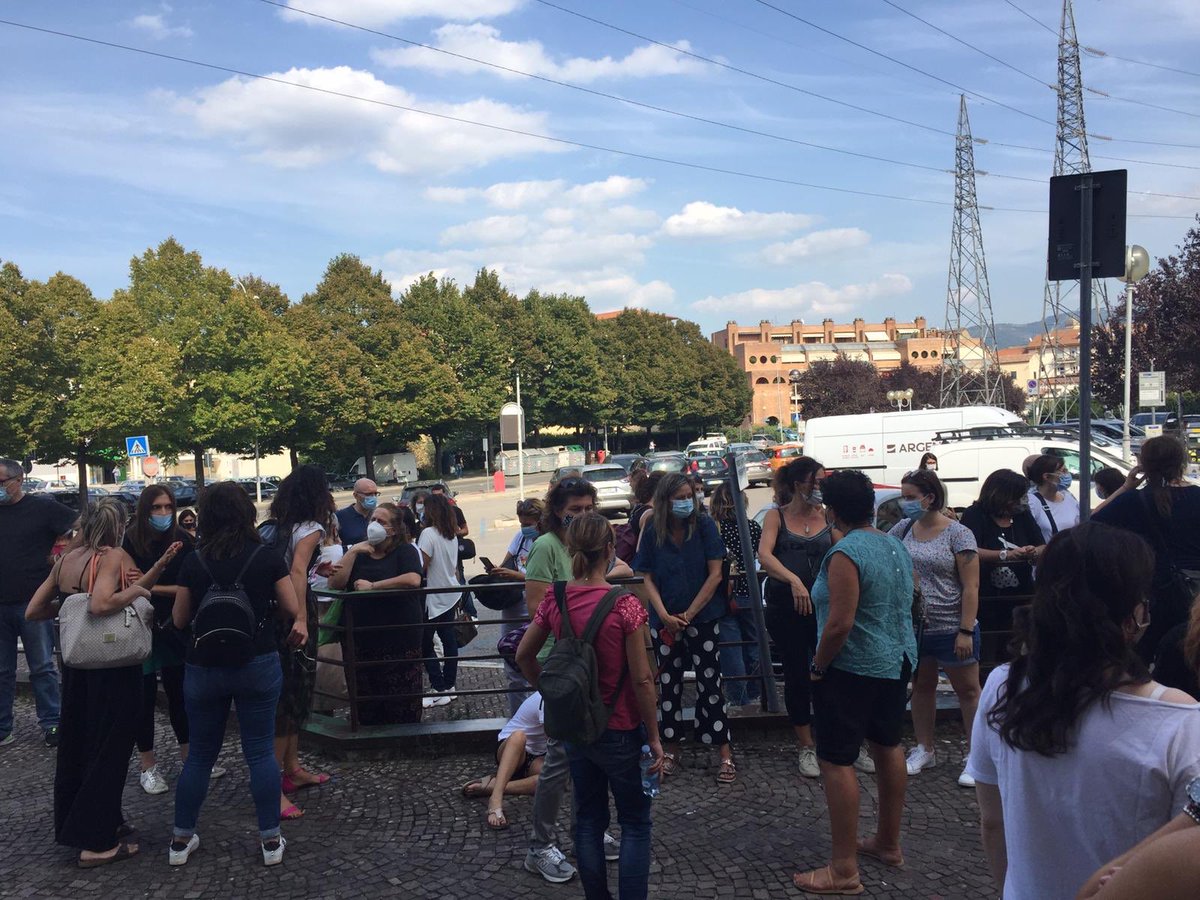 DDpT_precari's tweet photo. Siamo in tanti e motivati a portare avanti questa battaglia per i nostri #diritti e per quelli dei nostri #studenti.
#primogiornodiscuola #eccolamiacattedra https://t.co/tBmSVDFaaA