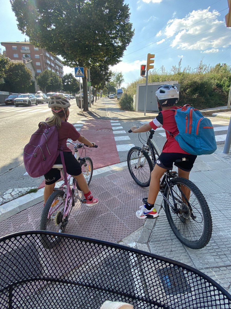 helenavc's tweet photo. Primer dia d’escola i sembla ser que hi ha més consciència! Som-hi famílies!!! Totes sou part dels @canvisencadena! #recuperemlaciutat #alescolaambbici @aj_vic @elpetitmiquel @el9nou #mobilitatsostenible https://t.co/coGnRD62Y9
