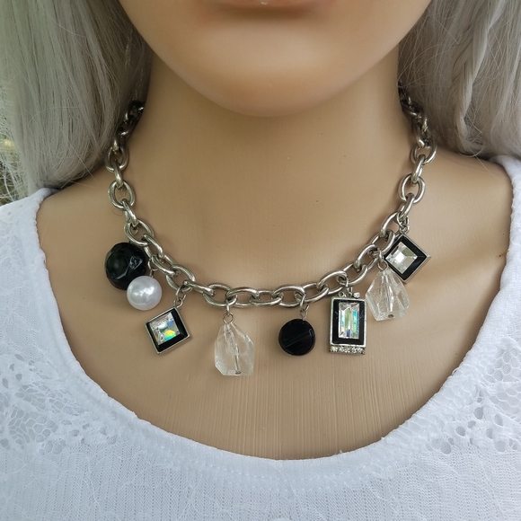 Kiby's tweet photo. So good I had to share! Check out all the items I'm loving on @Poshmarkapp from @vlynn2016 #poshmark #fashion #style #shopmycloset #pappagallo #whitehouseblackmarket #thevanityroom: https://t.co/sUMygLTQtI https://t.co/XPp1Gqb1Vm