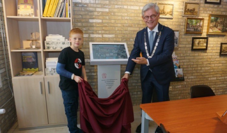 AptrootC's tweet photo. Zaterdag samen met kleinzoon Julius de tijdmachine in Museum Voorschoten onthuld. Geweldig hoe op speelse wijze kinderen de geschiedenis van Voorschoten op het scherm krijgen: van ijstijd via Middeleeuwen naar recente tijden. En Julius dank voor jouw hulp. https://t.co/JVSQZ3i8iI
