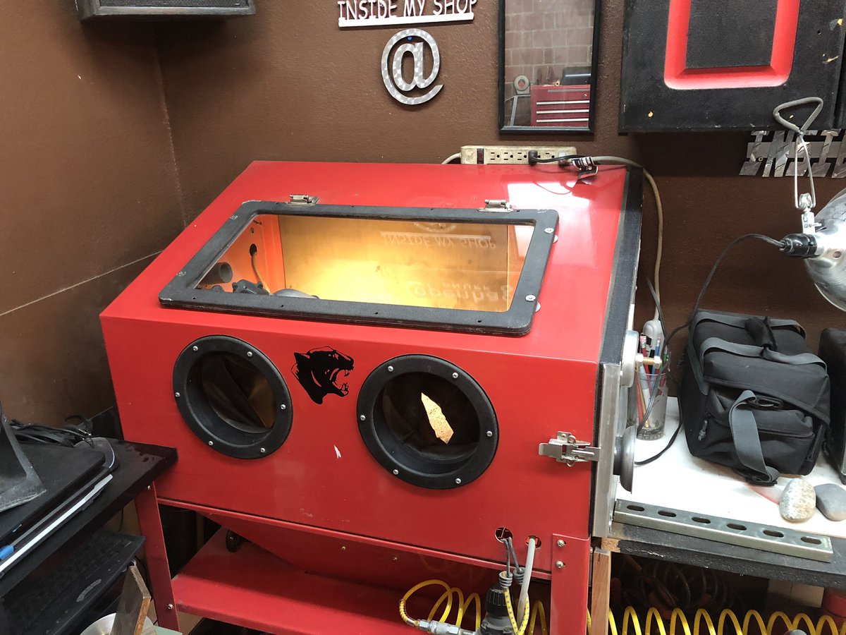 InsideMyShop's tweet photo. Cleaned up the sandblasting cabinet. Ready to start blasting rocks again 😎 https://t.co/sufQDH3PS8