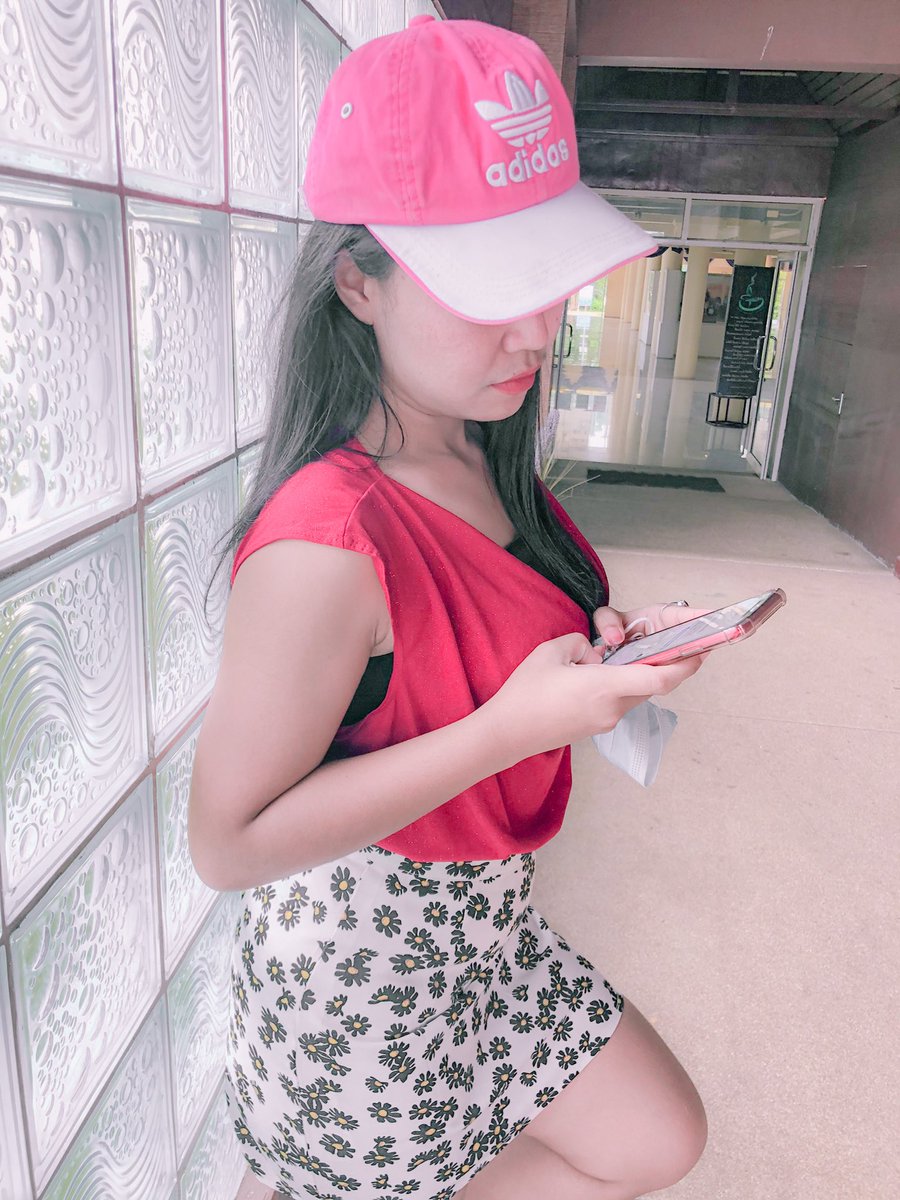 ghamoo's tweet photo. ถ้าโลกมันกลม ทำไมคุณไม่วนกลับมา #ขาหมูของหนูน่ารัก https://t.co/nntrWK26qX